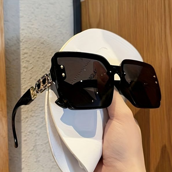 1 Pair Women's Oversized Square Shield Glasses - Dark to Clear Gradient Lenses, Lightweight Plastic Frame Non-Prescription Fashion Eyewear for Parties, Photoshoots, Everyday Outfits - Chic Statement Glasses, Photoshoot Styling, Decorative Accents, Styleco